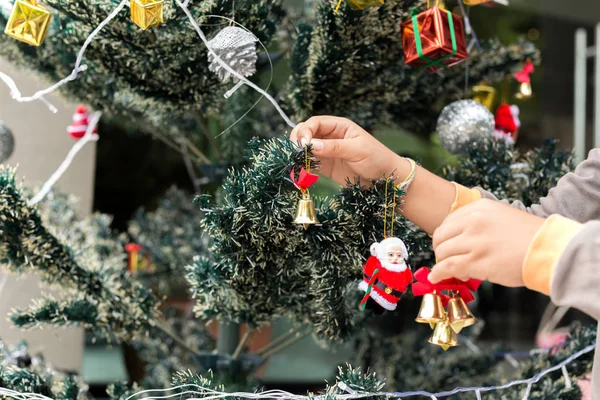 Küçük çocuk Noel ağacı süslemeleri yardım — Stok fotoğraf