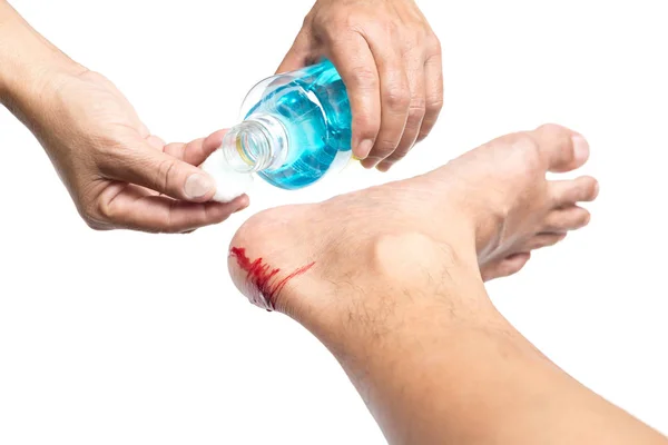 Pielęgniarka czyszczenia ran na pacjenta z alkoholu izopropylowego na białym tle — Zdjęcie stockowe