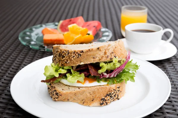 Breakfast set with fried eggs sandwich and coffee and orange jui — Stock Photo, Image