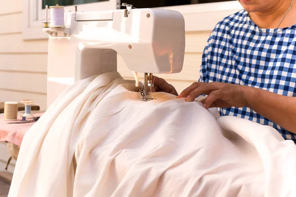 Mãos de mulher costura algodão de linho com máquina de costura — Fotografia de Stock