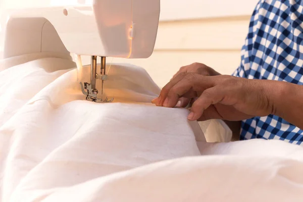 Woman's hands sewing linen cotton with sewing machine — Stock Photo, Image