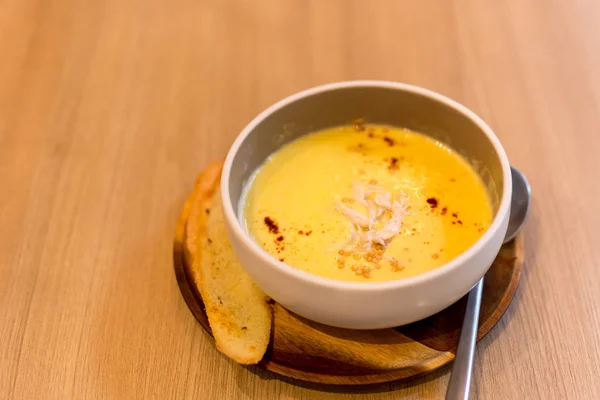 Sopa de crema de maíz con carne de cangrejo encima y rebanada de pan —  Fotos de Stock