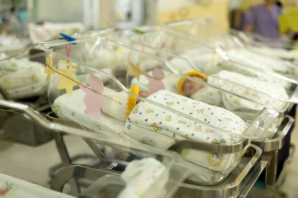 Neugeborenes Baby im Krankenhaus in Bassinet — Stockfoto