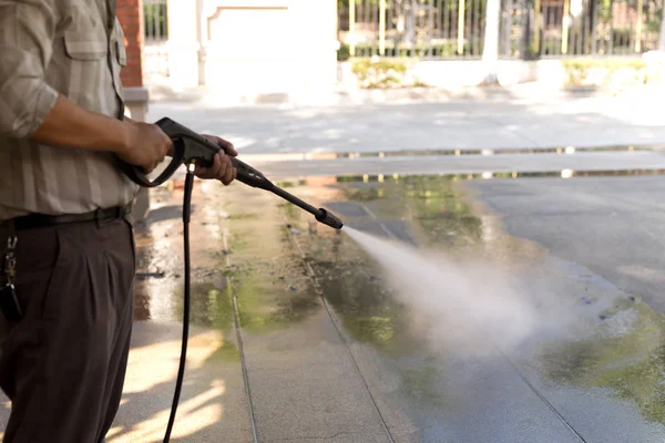 Uomo pietra di pulizia con getto d'acqua ad alta pressione — Foto Stock