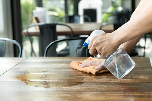 Ober de tabel met ontsmettingsmiddel Spray reiniging — Stockfoto