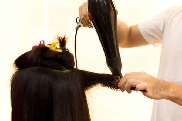 Peluquero hombre usando ventilador para secar el cabello del cliente — Foto de Stock