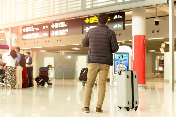 Mann Reisende mit Koffer Gepäck Blick auf Fahrplan vor d — Stockfoto