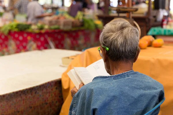 Homme Âgé Aux Cheveux Gris Lunettes Vertes Lisant Livre — Photo