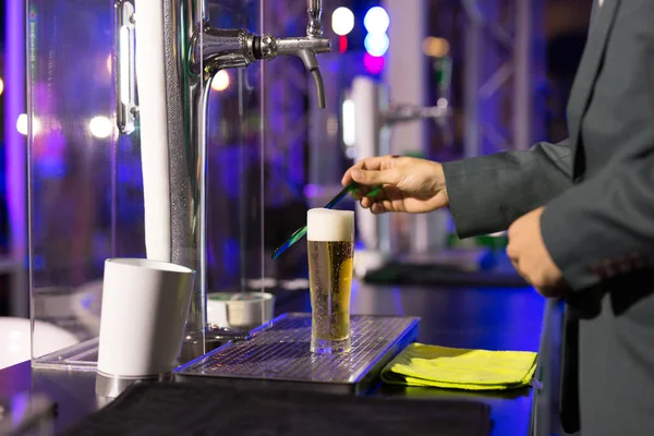 Cameriere con bicchiere di birra in pub di notte — Foto Stock