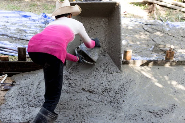 Mulher trabalhador da construção derramou pisos de concreto — Fotografia de Stock