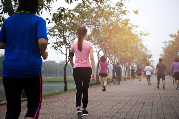 Grupo de personas haciendo ejercicio caminando por el parque — Foto de Stock