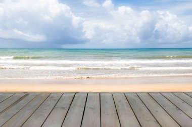 Mavi gökyüzü ve okyanus dalgaları kavramsal ahşap güverte 