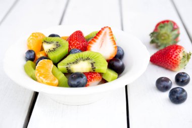 Beyaz bir tabak taze meyve salatası 