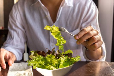 Sebze salatası sahip erkekler