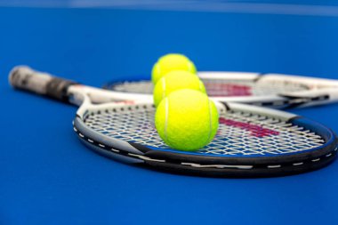 Toplar tenis kortunda tenis raketi 