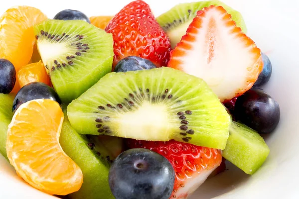 Nahaufnahme von frischem Obstsalat in einem weißen Teller — Stockfoto