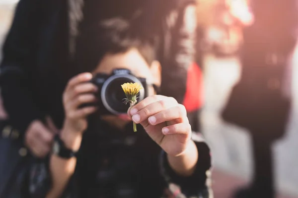 Ragazzo con madre che scatta foto di fiori gialli a Cinemati — Foto Stock