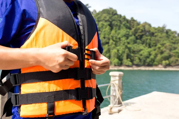 Jovem viajante vestindo vestindo um colete salva-vidas antes de entrar em th — Fotografia de Stock