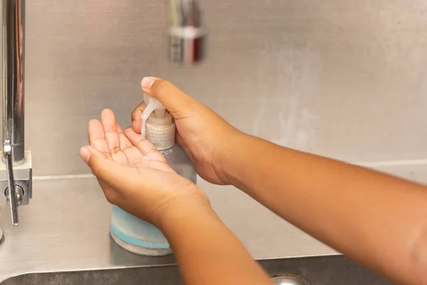 Pulizia bambini mano con gel liquido — Foto Stock