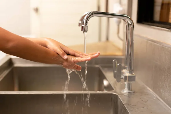 Lavarsi le mani con sapone liquido sotto l'acqua del rubinetto — Foto Stock