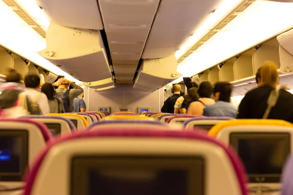 Les passagers descendent de l'avion — Photo