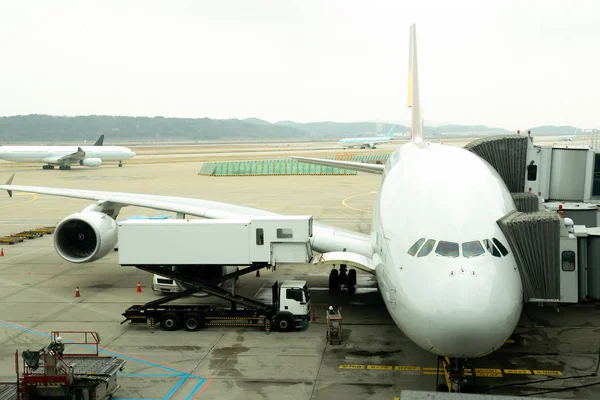 Vista dell'angolo anteriore dell'aeroplano sul terminale del gate — Foto Stock