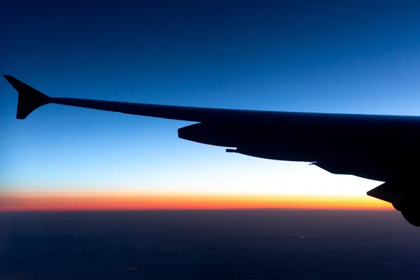Silhouette Flugzeug Flügel Sonnenaufgang an der Skyline — Stockfoto