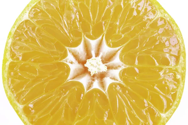 Fechar macro fatia de laranja fresca isolada no caminho de recorte — Fotografia de Stock