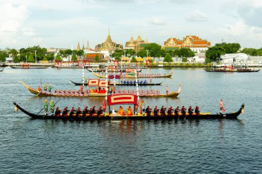 Bangkok, Tayland - 17 Ekim 2019 Chao Phraya Nehri 'nde Kraliyet Mavnası Geçit Töreni Eğitim Günü.