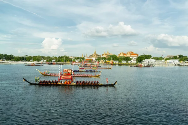 Bangkok, thailand - 17. oktober 2019: königliche bargelprozession auf dem chao phraya fluss in königlicher bargelprozession trainingstag. — Stockfoto