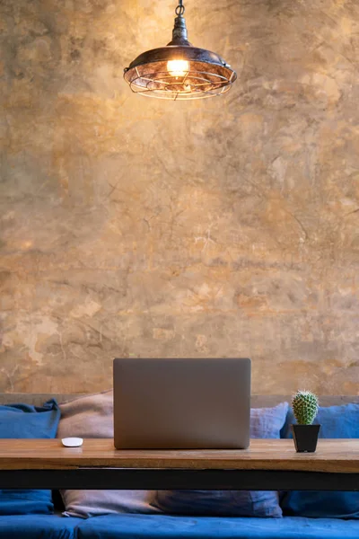 Equipo de trabajo de oficina portátil con ratones y planta de cactus en la mesa en la cafetería . — Foto de Stock