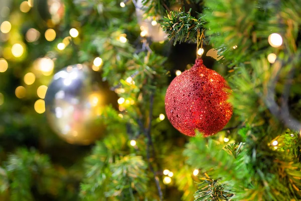 Mooie kerstboom met decor tegen wazig bokeh lichten op de achtergrond. — Stockfoto