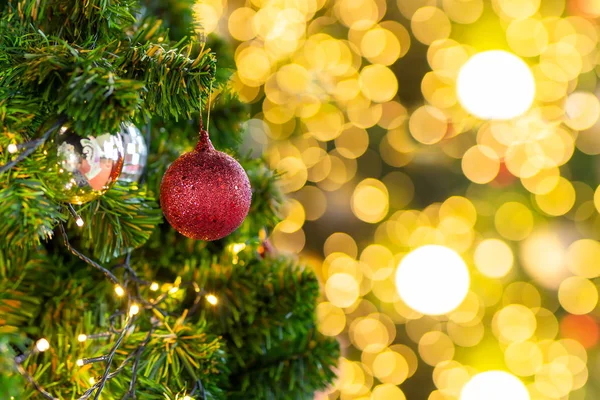 Arka planda bulanık bokeh ışıklarına karşı dekorlu güzel bir Noel ağacı. — Stok fotoğraf