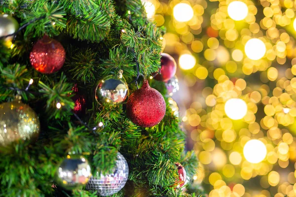 Mooie kerstboom met decor tegen wazig bokeh lichten op de achtergrond. — Stockfoto