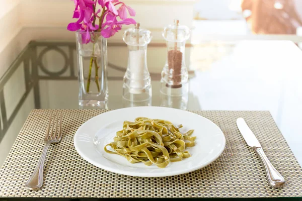 Целый пшеничный шпинат феттучини Лапша готовить с чесноком и оливковым маслом концепции здравоохранения . — стоковое фото