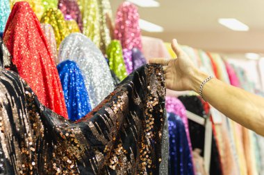 Kumaş dükkanından bir rulo kumaş al..