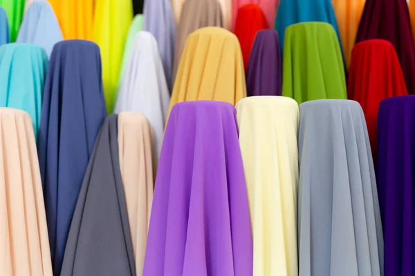 Magasin de tissus traditionnels avec des piles de textiles colorés au stand du marché . — Photo