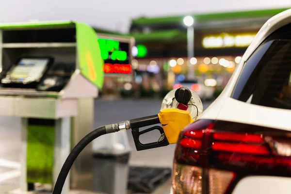 Tanken van auto 's tank met gasolie bij tankstation. — Stockfoto