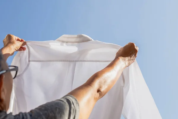 Vrouw huishoudster met wit shirt controleren vuile vlek. — Stockfoto