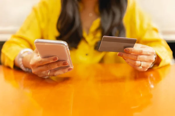 Zakenvrouw met behulp van mobiele telefoon bankieren applicatie betalen rekeningen thuis. — Stockfoto