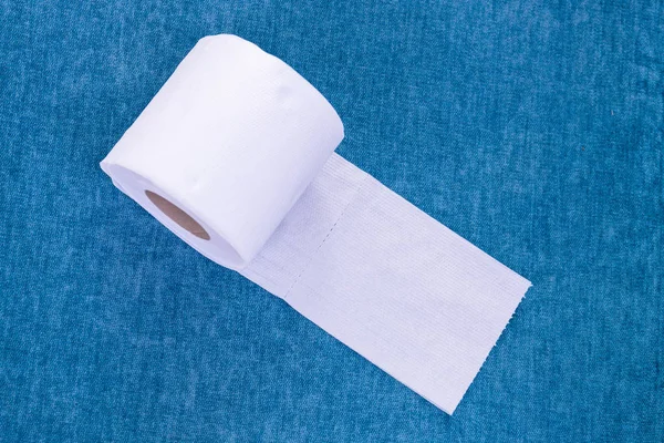 Rollo de papel higiénico sobre el fondo azul . —  Fotos de Stock