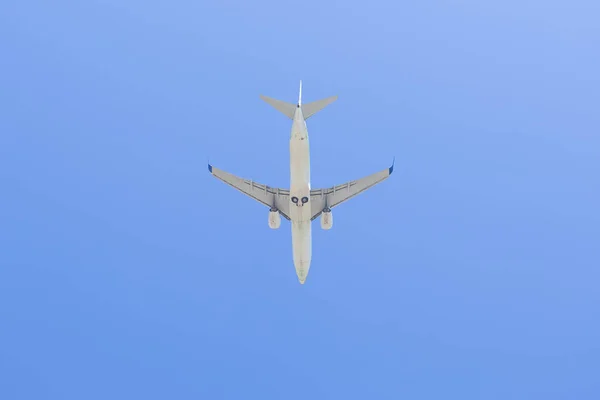 Aerolínea comercial volando en el cielo azul bajo vista . — Foto de Stock