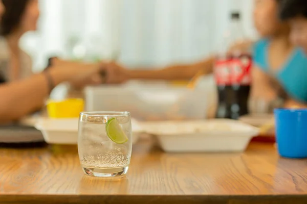Nutrisi air minum yang sehat dengan irisan kapur di atas meja makan siang . — Stok Foto