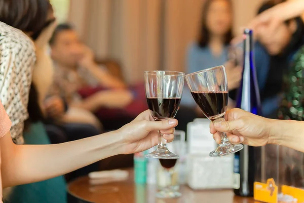 Hands toasting with glass of wine with friends at home. — Stock Photo, Image