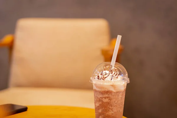 Kávé Frappuccino Papírszalmával keverve a fa asztalon. — Stock Fotó