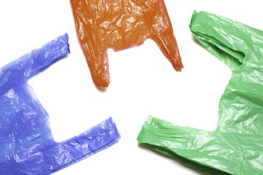 Renkli plastik torba kırpma yolunda izole edildi.