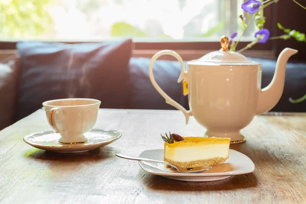 レモンチーズケーキのスライスとお茶と花。. — ストック写真