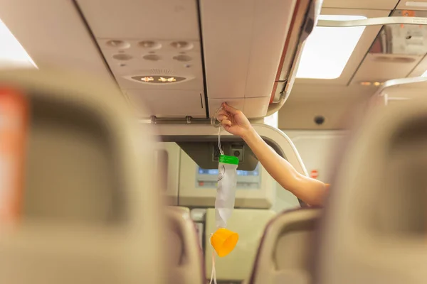 Hôtesse de l'air montre comment utiliser un masque à oxygène avant de décoller . — Photo