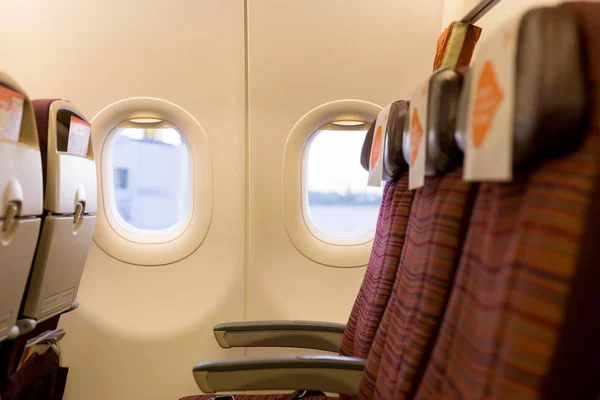 Vue de la fenêtre de l'avion et siège de l'intérieur . — Photo