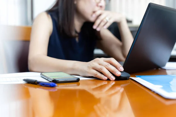 Concentrated and thoughtful woman working on laptop. — Stock Photo, Image